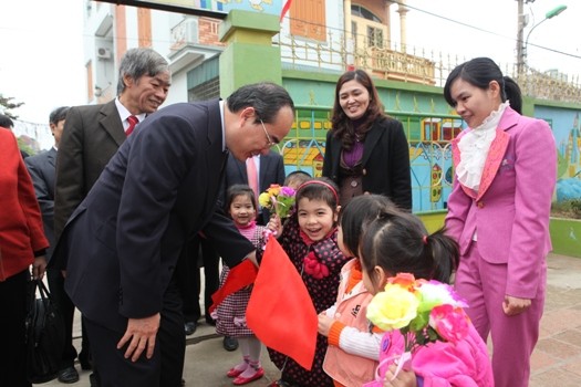 Phó Thủ tướng thăm các cháu tại trường mầm non Tân Thịnh B, thành phố Hòa Bình. - Ảnh: Chinhphu.vn